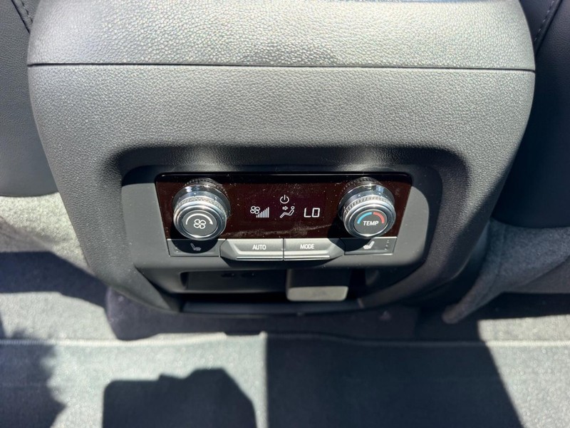 GMC Acadia Vehicle Full-screen Gallery Image 11