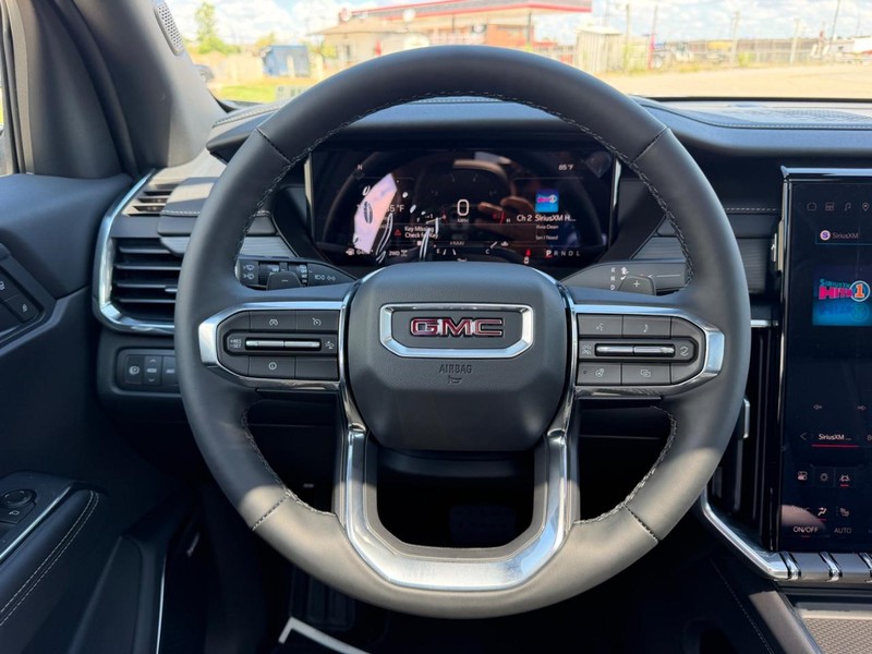 GMC Acadia Vehicle Full-screen Gallery Image 13