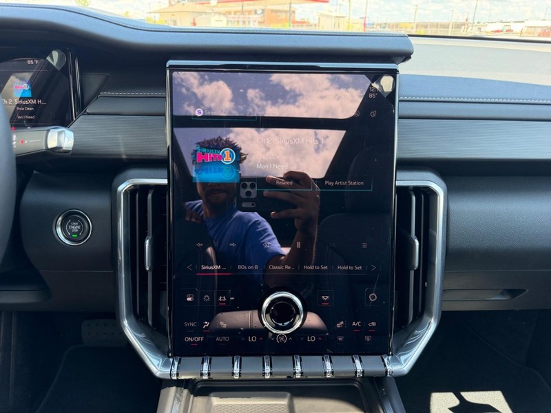GMC Acadia Vehicle Full-screen Gallery Image 17