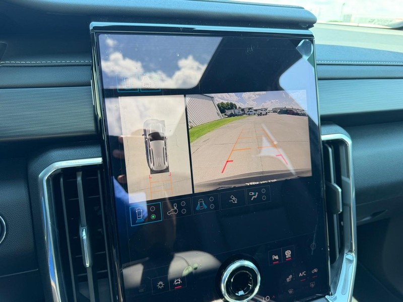 GMC Acadia Vehicle Full-screen Gallery Image 23