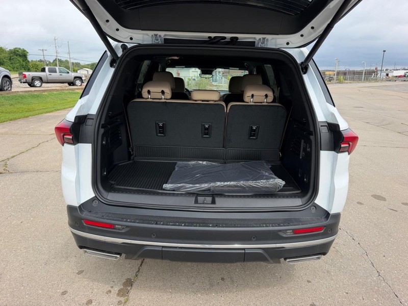 Buick Enclave Vehicle Full-screen Gallery Image 5