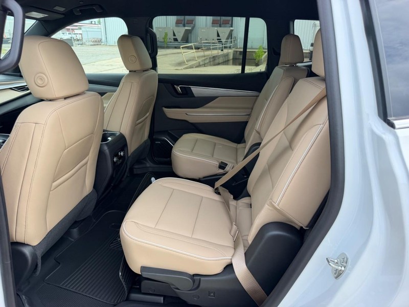 Buick Enclave Vehicle Full-screen Gallery Image 9