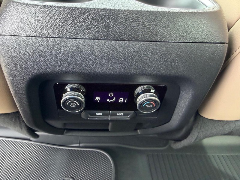 Buick Enclave Vehicle Full-screen Gallery Image 10