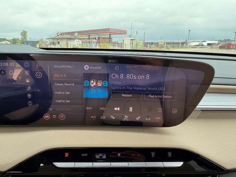 Buick Enclave Vehicle Full-screen Gallery Image 16