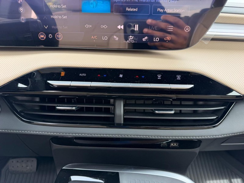 Buick Enclave Vehicle Full-screen Gallery Image 17