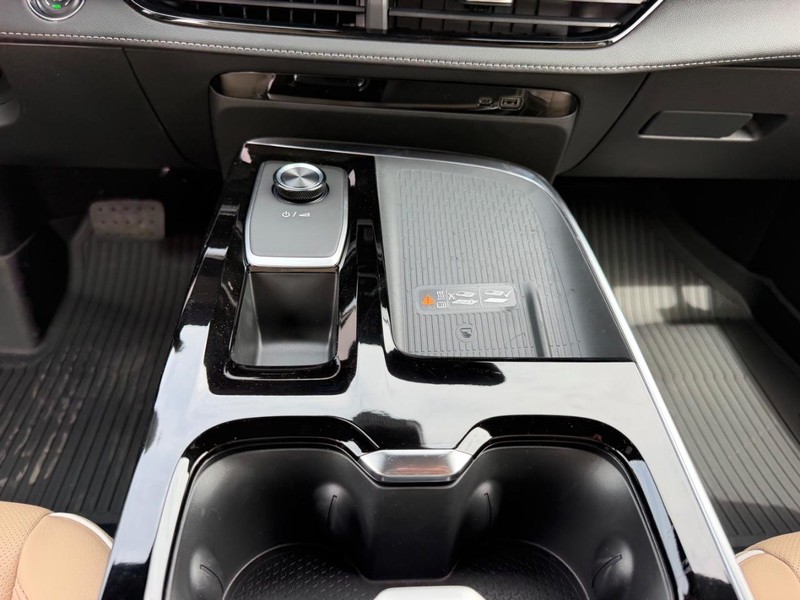 Buick Enclave Vehicle Full-screen Gallery Image 18