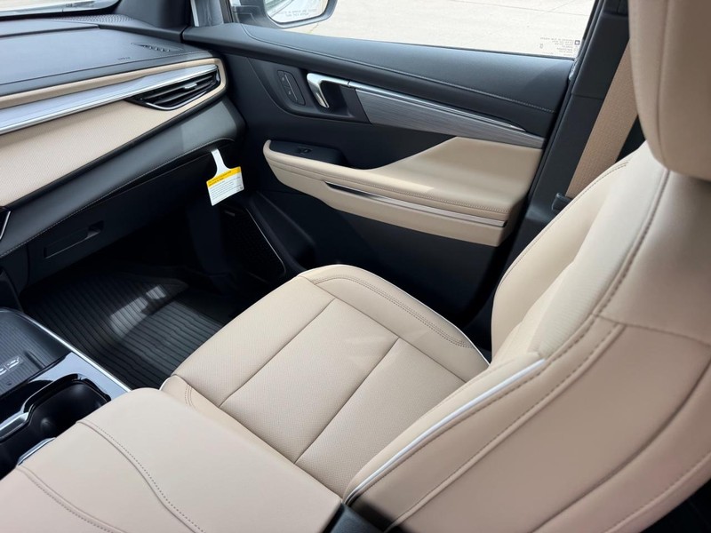 Buick Enclave Vehicle Full-screen Gallery Image 19
