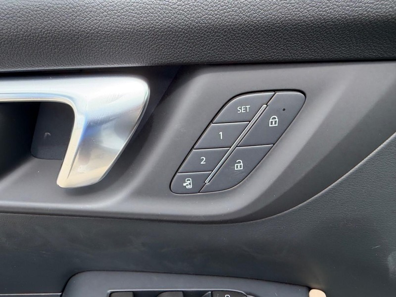 Buick Enclave Vehicle Full-screen Gallery Image 21