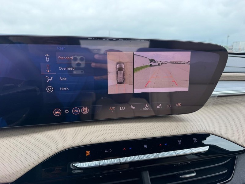 Buick Enclave Vehicle Full-screen Gallery Image 24