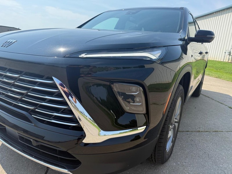 Buick Enclave Vehicle Full-screen Gallery Image 3