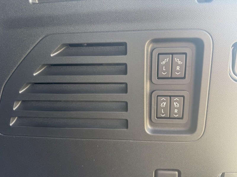Buick Enclave Vehicle Full-screen Gallery Image 10