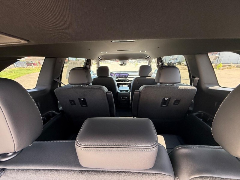 Buick Enclave Vehicle Full-screen Gallery Image 11