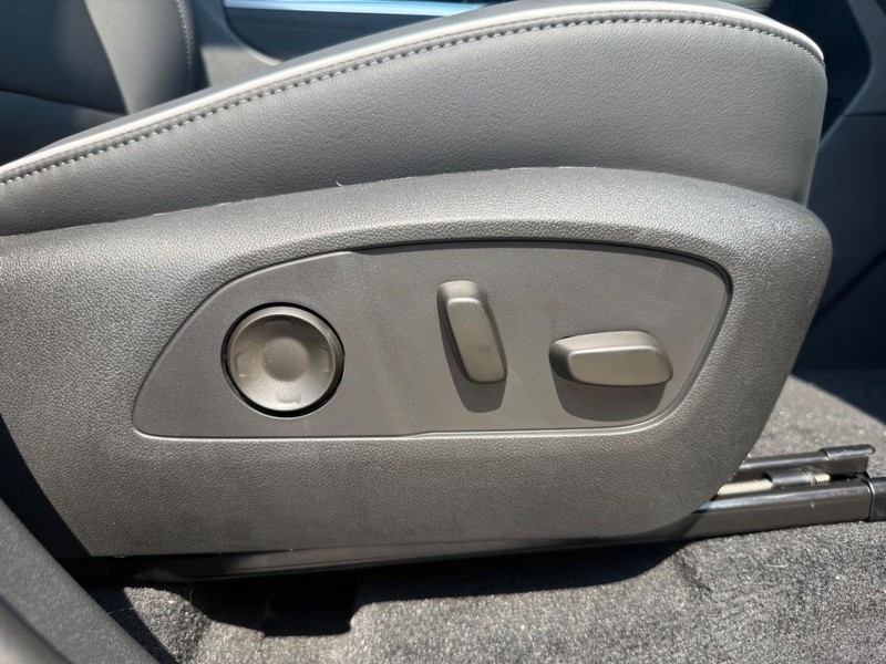 Buick Enclave Vehicle Full-screen Gallery Image 13