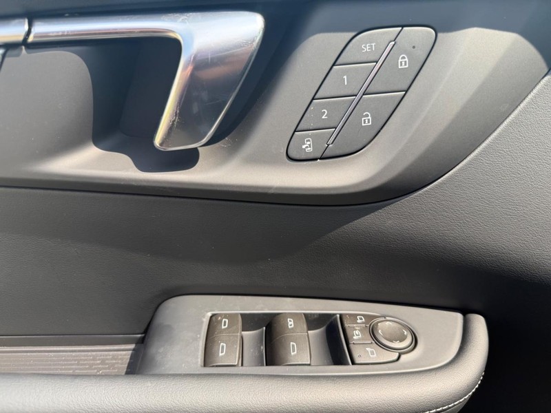 Buick Enclave Vehicle Full-screen Gallery Image 15