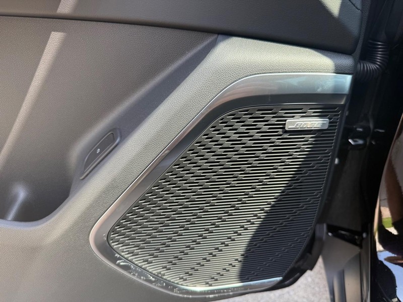 Buick Enclave Vehicle Full-screen Gallery Image 16