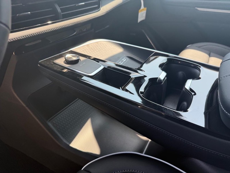 Buick Enclave Vehicle Full-screen Gallery Image 19