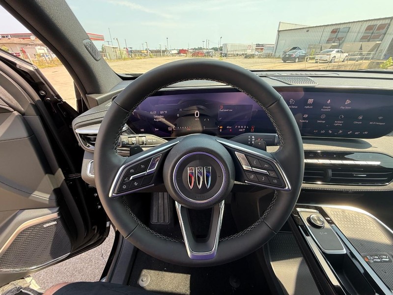 Buick Enclave Vehicle Full-screen Gallery Image 24