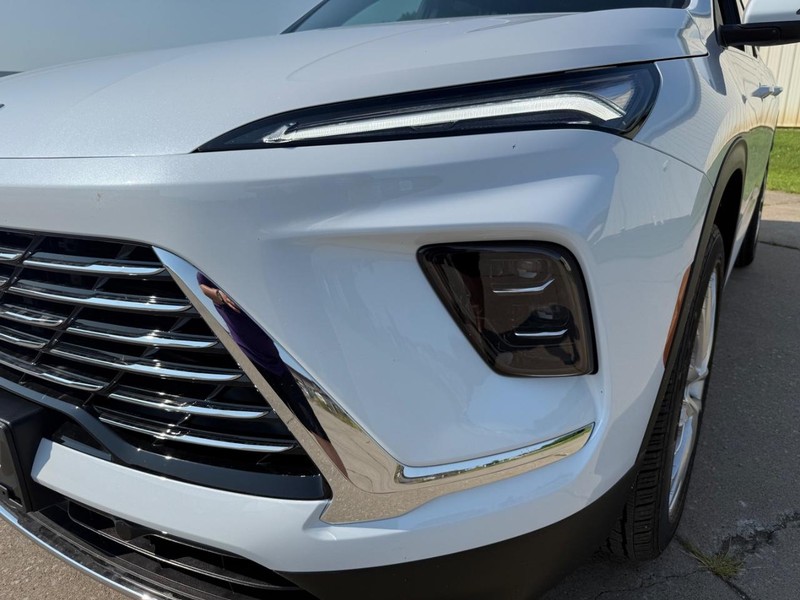 Buick Enclave Vehicle Full-screen Gallery Image 3