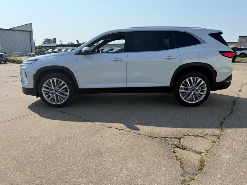 Buick Enclave Vehicle Full-screen Gallery Image 4