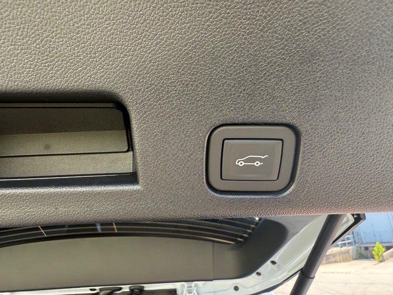 Buick Enclave Vehicle Full-screen Gallery Image 8