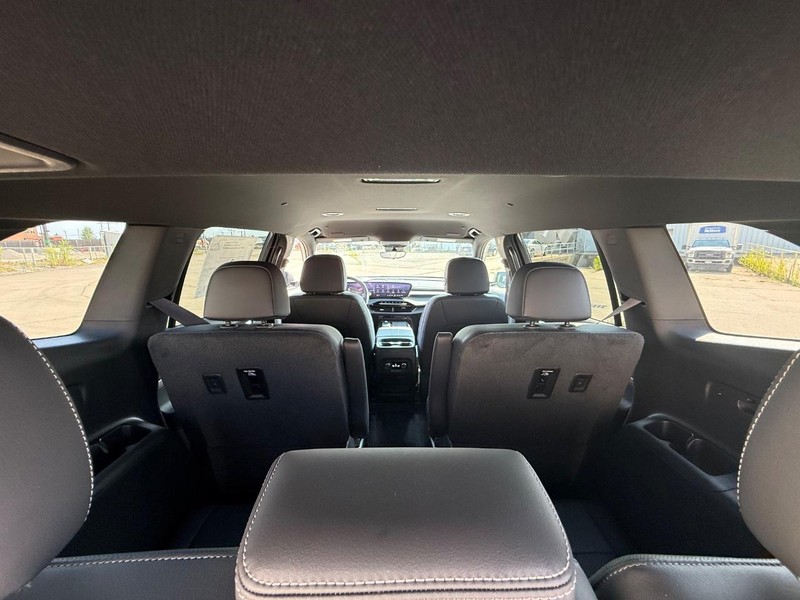 Buick Enclave Vehicle Full-screen Gallery Image 10