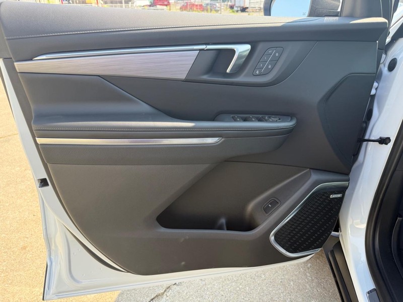 Buick Enclave Vehicle Full-screen Gallery Image 13