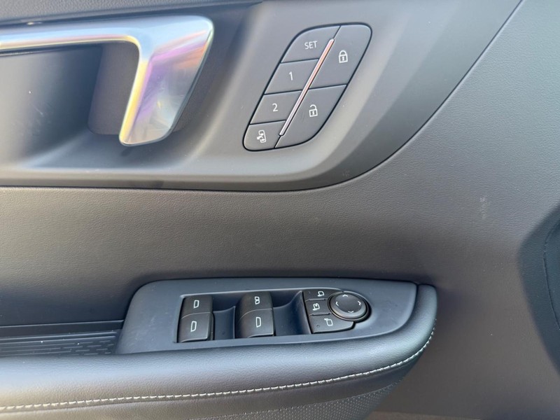 Buick Enclave Vehicle Full-screen Gallery Image 14