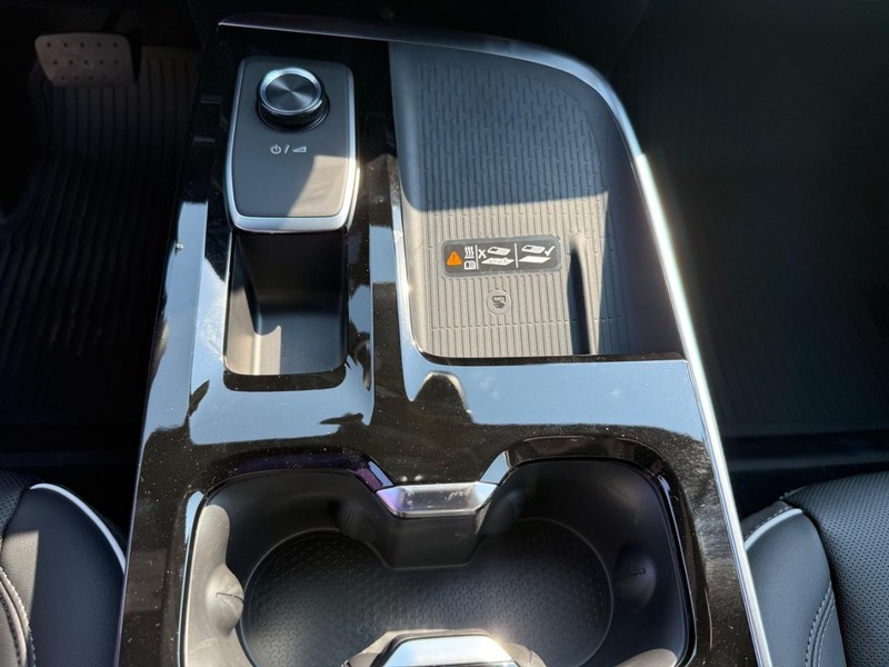 Buick Enclave Vehicle Full-screen Gallery Image 19