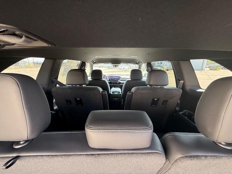 Buick Enclave Vehicle Full-screen Gallery Image 11