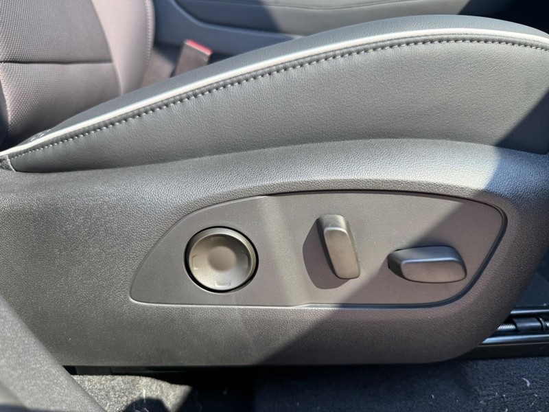 Buick Enclave Vehicle Full-screen Gallery Image 13