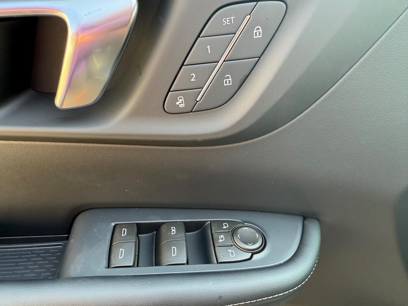 Buick Enclave Vehicle Full-screen Gallery Image 15