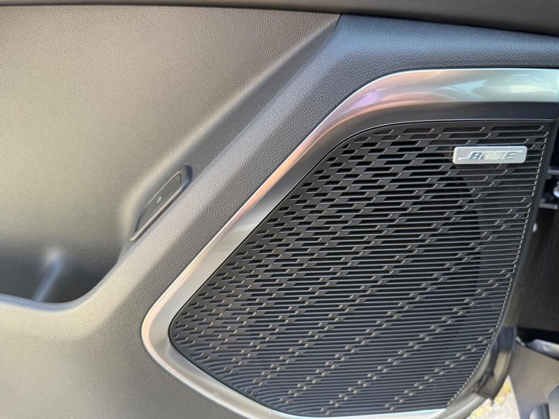 Buick Enclave Vehicle Full-screen Gallery Image 16