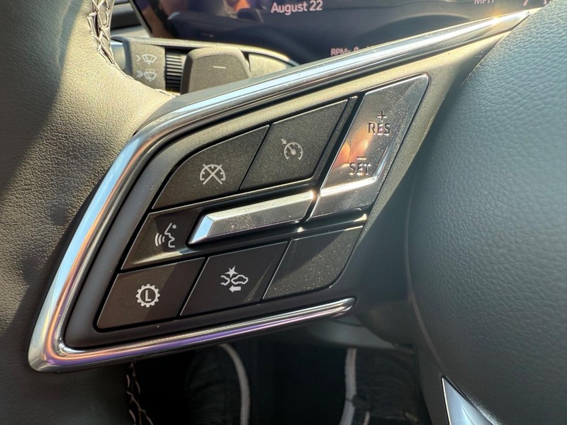 Buick Enclave Vehicle Full-screen Gallery Image 24