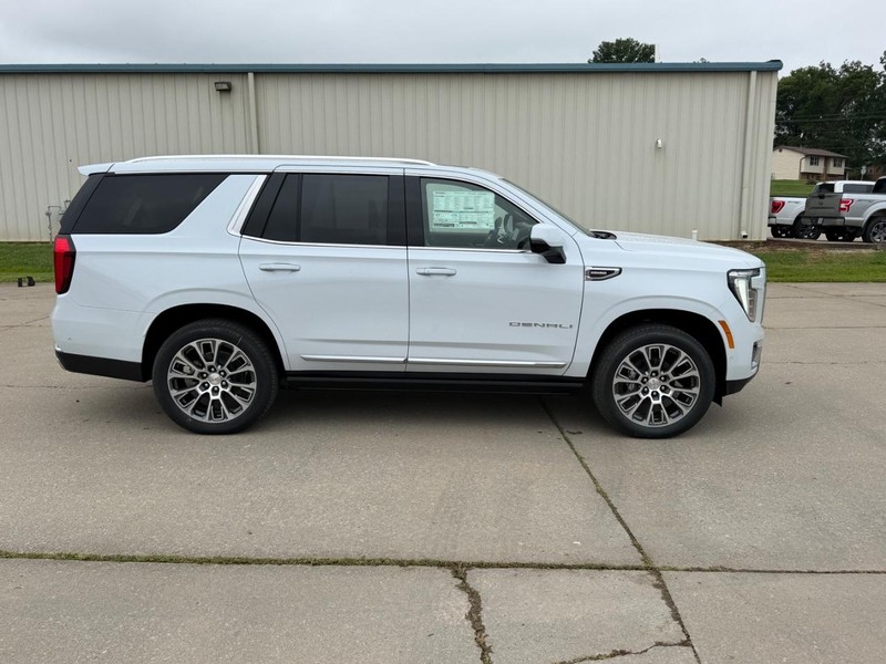 GMC Yukon Vehicle Full-screen Gallery Image 2