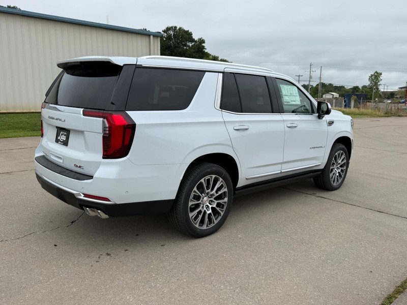 GMC Yukon Vehicle Full-screen Gallery Image 3