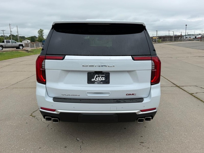 GMC Yukon Vehicle Full-screen Gallery Image 4