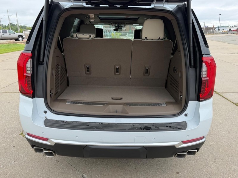 GMC Yukon Vehicle Full-screen Gallery Image 5