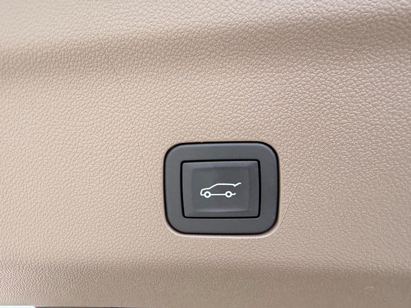 GMC Yukon Vehicle Full-screen Gallery Image 6