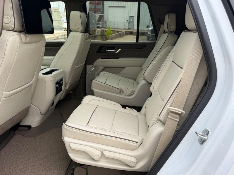 GMC Yukon Vehicle Full-screen Gallery Image 9