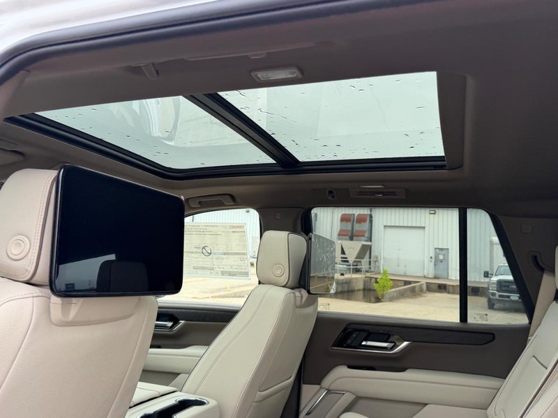 GMC Yukon Vehicle Full-screen Gallery Image 10