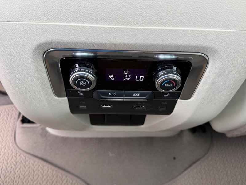 GMC Yukon Vehicle Full-screen Gallery Image 12