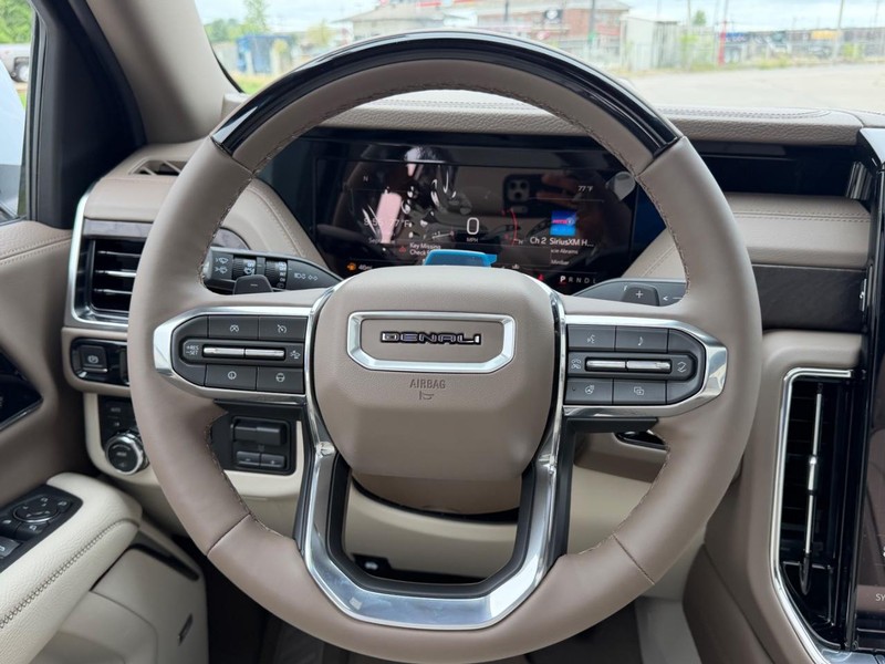 GMC Yukon Vehicle Full-screen Gallery Image 14