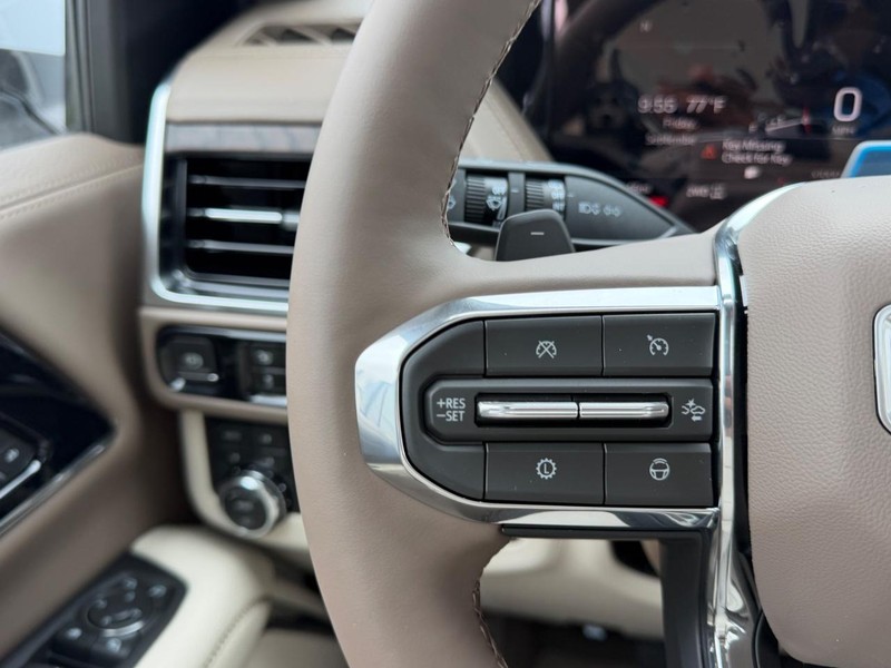 GMC Yukon Vehicle Full-screen Gallery Image 15