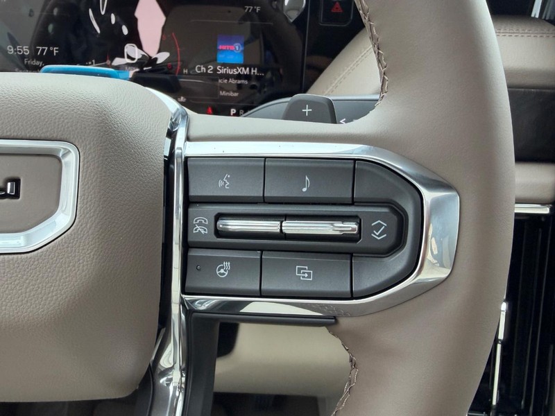 GMC Yukon Vehicle Full-screen Gallery Image 16