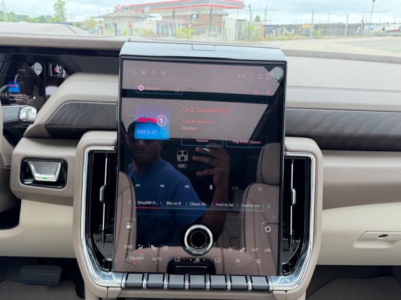 GMC Yukon Vehicle Full-screen Gallery Image 17