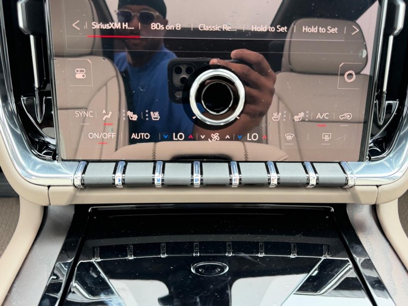 GMC Yukon Vehicle Full-screen Gallery Image 18