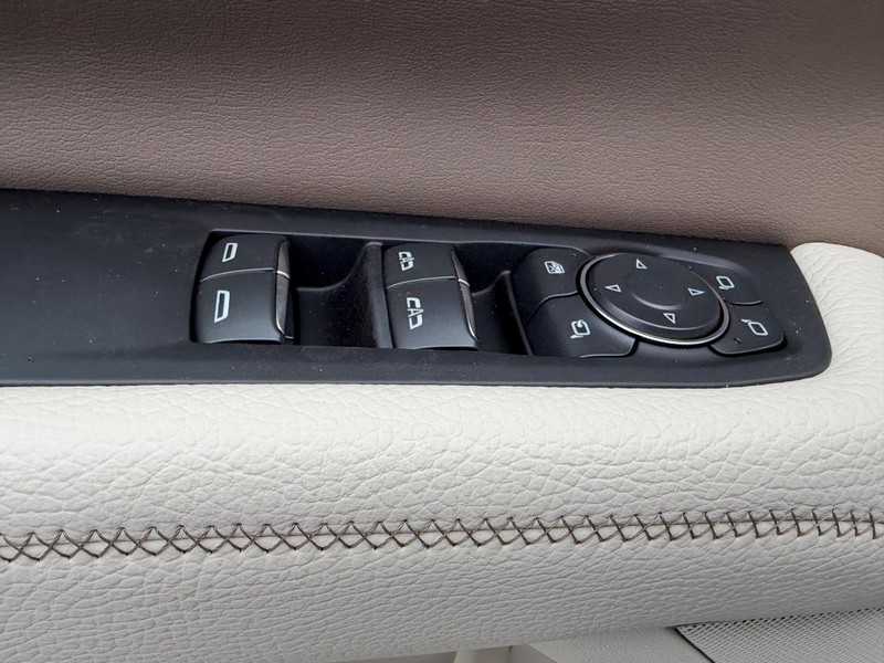 GMC Yukon Vehicle Full-screen Gallery Image 21