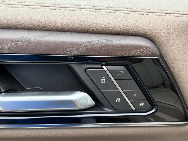 GMC Yukon Vehicle Full-screen Gallery Image 22