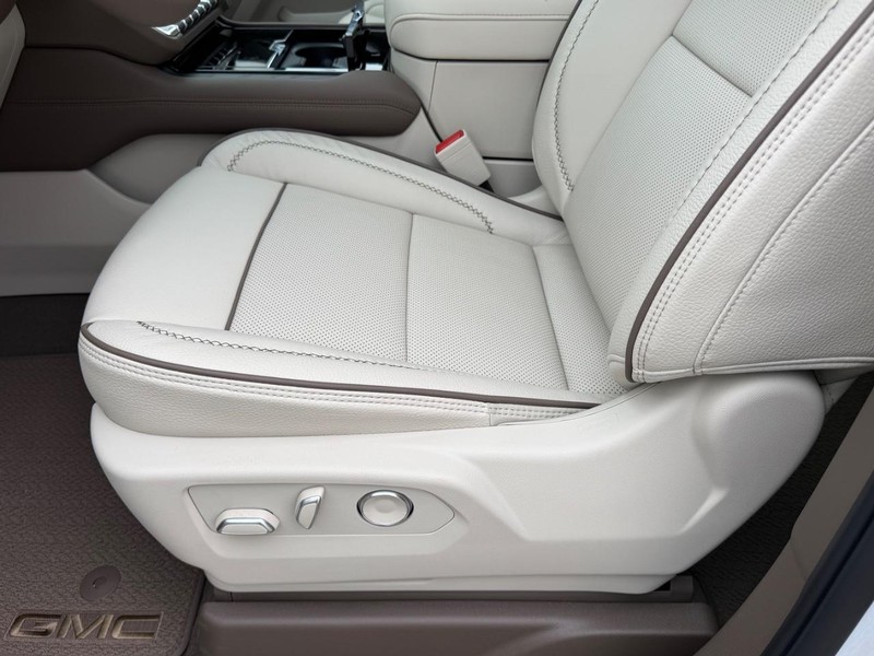 GMC Yukon Vehicle Full-screen Gallery Image 23