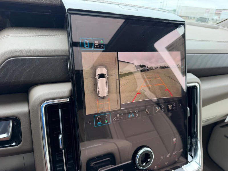 GMC Yukon Vehicle Full-screen Gallery Image 25